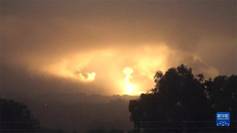 這張從以色列國(guó)防軍發(fā)布視頻中截取的圖片顯示，10月27日晚，以軍進(jìn)入加沙地帶開展地面行動(dòng)。新華社發(fā)