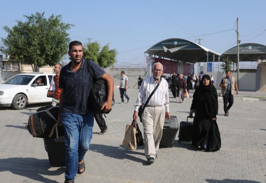   11月1日，人們?cè)诶诎都由骋粋?cè)準(zhǔn)備前往埃及。新華社發(fā)（哈立德·奧馬爾攝）