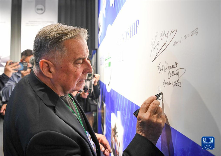 11月1日，美中航空遺產(chǎn)基金會(huì)主席格林在重慶史迪威博物館友誼墻上簽名。新華社記者 王全超 攝
