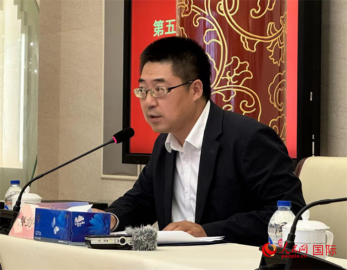 10月31日，歐美同學(xué)會副秘書長滕劍峰在第五屆中法文化論壇媒體吹風(fēng)會上講話。（人民網(wǎng) 謝瑩攝）