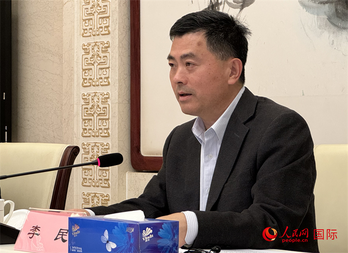 10月31日，歐美同學(xué)會秘書長李民在第五屆中法文化論壇媒體吹風(fēng)會上講話。（人民網(wǎng) 謝瑩攝）