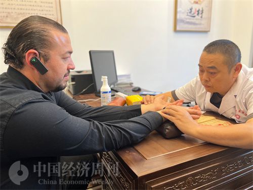   （外媒記者走進中醫堂，問診中醫名師。中國經濟周刊記者 郭志強攝）