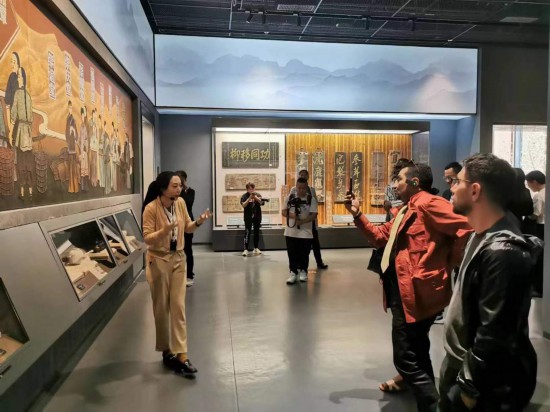  2023“一帶一路”媒體合作論壇聯合采訪團參觀中國藥都中醫藥博物館。（本報記者 黃超攝）