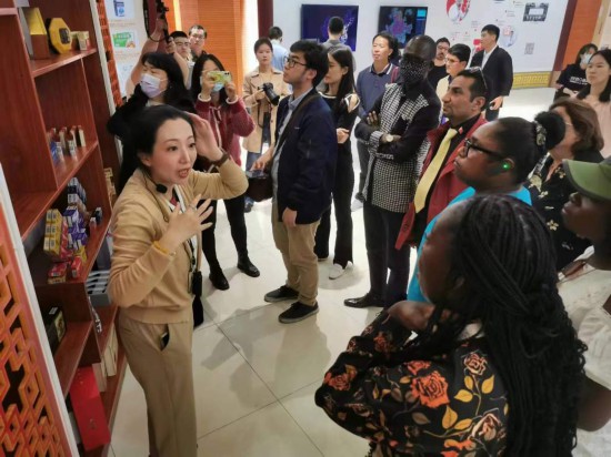 2023“一帶一路”媒體合作論壇聯合采訪團參觀仁和863科技園產品展示區。（本報記者 黃超攝）