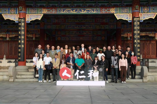 2023“一帶一路”媒體合作論壇聯合采訪團參觀仁和集團。（受訪者供圖）