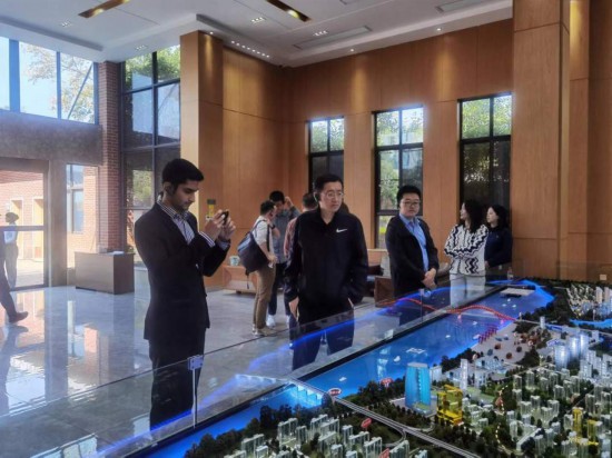 　　10月24日，2023“一帶一路”媒體合作論壇聯合采訪團團員在清水塘投資集團招商服務中心參觀。本報記者 常雯宜攝