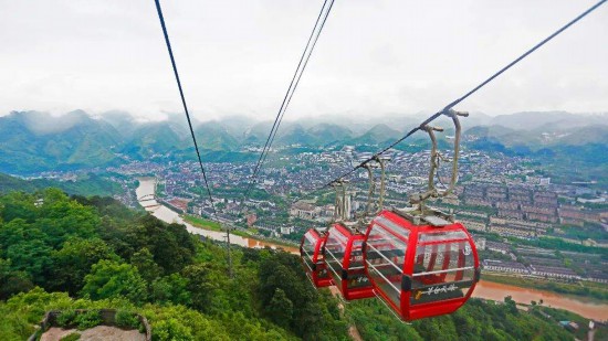 　　在纜車上俯瞰赤水河及茅臺鎮風景。資料圖片