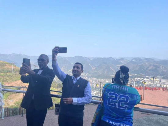 　　外媒記者在天釀景區拍照留念。本報記者葉子攝