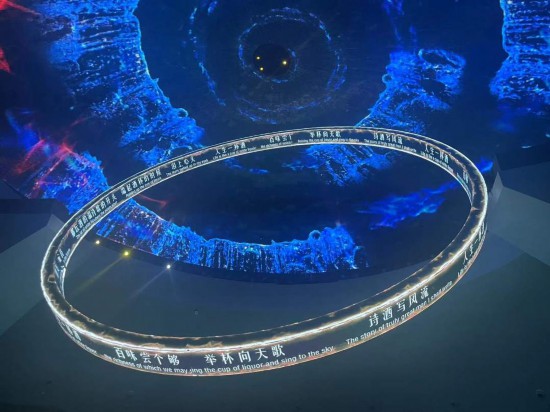 　　《天釀》演出中，屏幕上展示的歌詞。本報記者葉子攝