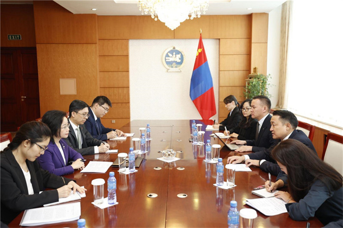 10月31日，中國駐蒙古國大使沈敏娟到任拜會蒙政府辦公廳主任兼蒙古人民黨總書記阿瑪爾巴伊斯格楞。中國駐蒙古使館供圖