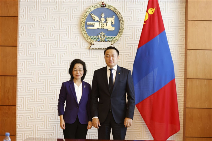 10月31日，中國駐蒙古國大使沈敏娟到任拜會蒙政府辦公廳主任兼蒙古人民黨總書記阿瑪爾巴伊斯格楞（右）。中國駐蒙古使館供圖