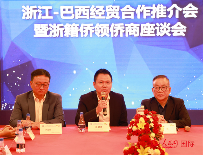 中國駐里約代總領事王尉育（中）在活動中致辭。人民網記者 陳海琪攝