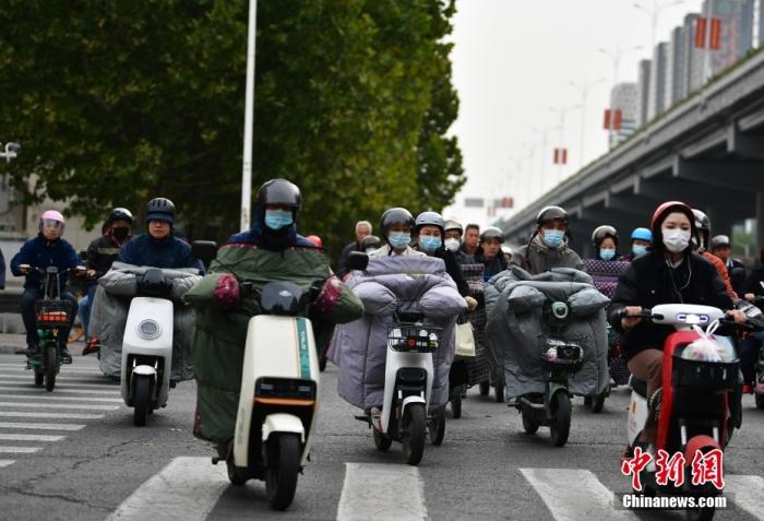 11月3日，河北石家莊迎降溫天氣，市民“捂”裝出行。 <a target='_blank' href='/'><p  align=