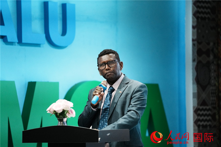 所羅門群島總理代表吉姆森·菲奧·塔南噶達發表致辭。人民網 彭昱凱攝