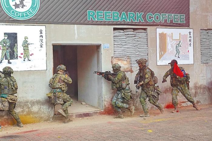 圖為2022年臺陸軍步訓部學員模擬城鎮戰。圖片來源：臺灣《中國時報》。