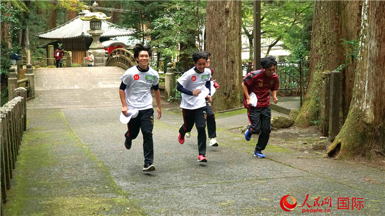 中日青少年在百年古剎里奔跑，揮灑青春的汗水。人民網 蔣曉辰攝