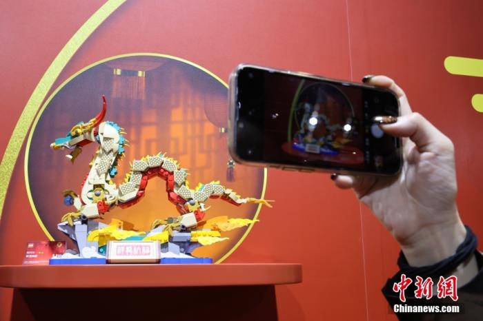 第六屆中國國際進口博覽會舉行，消費品展區展出以生肖龍為題材的中國元素產品。<a target='_blank' href='/'><p  align=