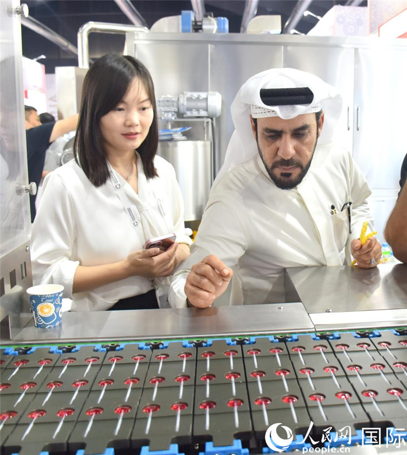 阿方展商在查看中企產品。人民網塔里克·易卜拉欣攝