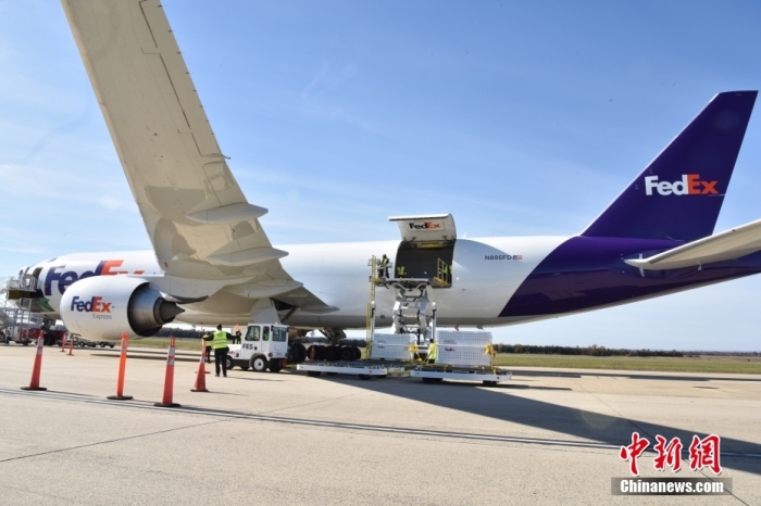 當地時間11月8日，美國華盛頓史密森學會國家動物園的大熊貓“美香”“添添”和它們的幼崽“小奇跡”乘坐的專機從華盛頓杜勒斯國際機場起飛前往中國成都。圖為裝有大熊貓的特制“旅行箱”正在運上專機。<a target='_blank' href='/'><p  align=