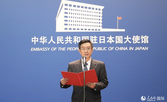 中國駐日本大使館教育處公使銜參贊杜柯偉宣讀獲獎人員名單。人民網(wǎng) 許可攝