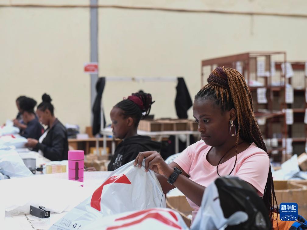 11月10日，在肯尼亞姆洛隆戈，Kilimall員工在倉庫內(nèi)包裝商品。新華社記者 李亞輝 攝