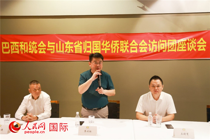 中國僑聯(lián)副主席、山東省僑聯(lián)主席李興鈺（中）在座談會上致辭。人民網(wǎng)記者 陳海琪攝