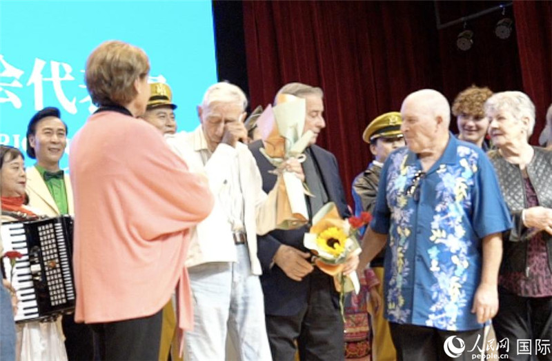 哈里·莫耶和代表團其他成員訪問昆明外國語學校，觀看講述飛虎隊開辟駝峰航線故事的音樂劇《翠堤長虹》，并與學校師生合唱《友誼地久天長》。人民網 趙瞳攝