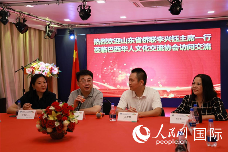 山東省僑聯主席李興鈺（左二）和與會僑領座談。人民網記者宋亦然攝