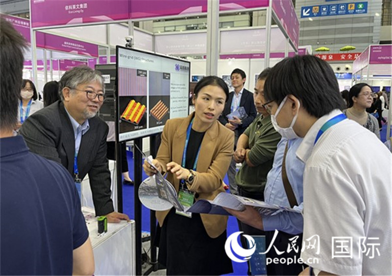 工作人員向參觀(guān)者介紹超級(jí)噴墨技術(shù)。（人民網(wǎng)記者 陳思攝）