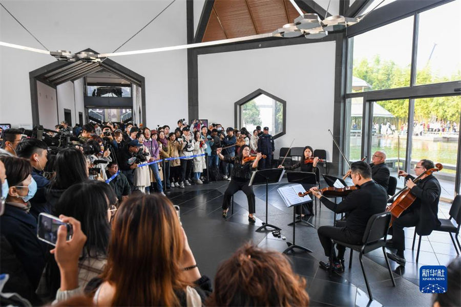 11月16日，費城交響樂團的演奏家們在蘇州博物館大廳內演奏。新華社記者 李博 攝