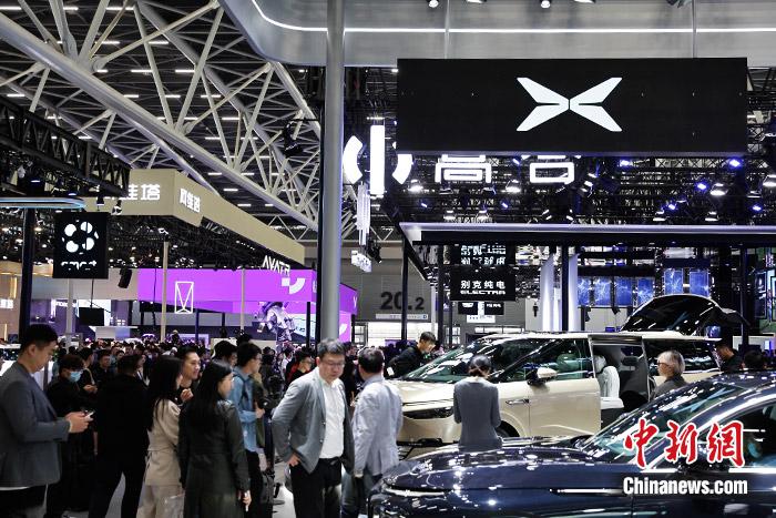 11月17日，廣州車展展館人流如織。中新財(cái)經(jīng)記者 葛成 攝