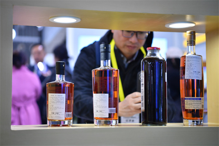 11月16日，觀眾在第七屆絲博會(huì)上參觀阿塞拜疆展位上的酒水產(chǎn)品。新華社記者 邵瑞 攝