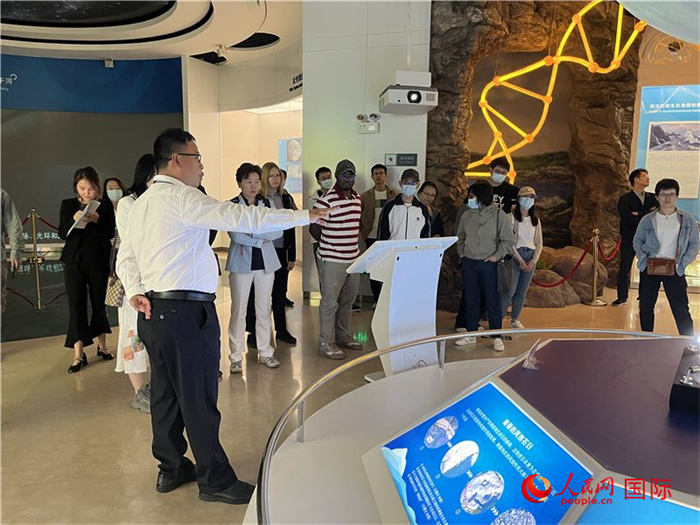 中外記者在深圳大鵬半島國家地質公園博物館參觀。人民網記者 陳思攝