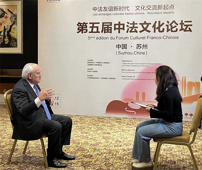 法國(guó)前總理、法國(guó)展望與創(chuàng)新基金會(huì)主席讓-皮埃爾·拉法蘭接受人民網(wǎng)的采訪。（國(guó)際在線供圖）