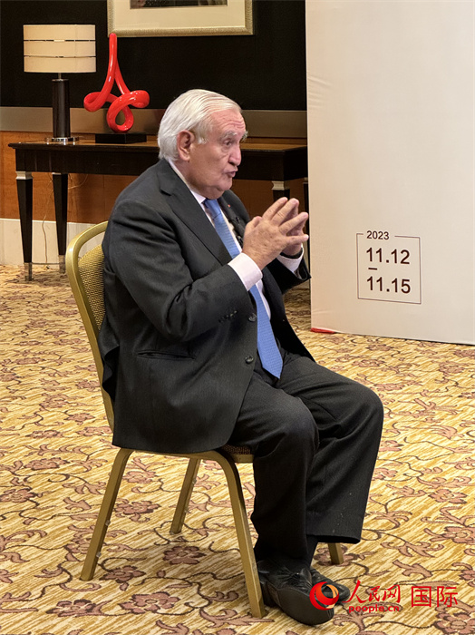 法國(guó)前總理、法國(guó)展望與創(chuàng)新基金會(huì)主席讓-皮埃爾·拉法蘭接受人民網(wǎng)的采訪。（人民網(wǎng) 謝瑩攝）