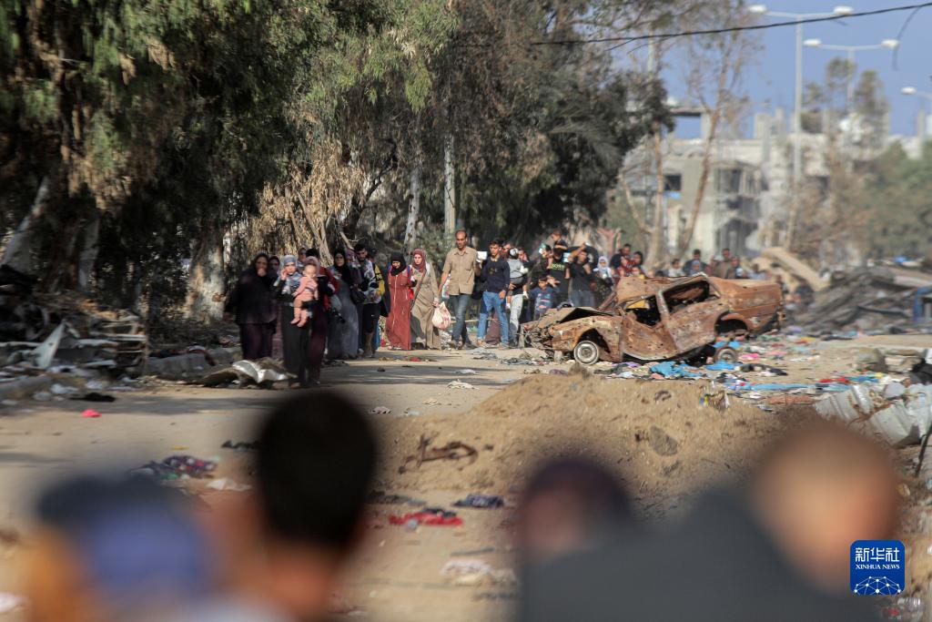 11月18日，在加沙地帶南部地區，巴勒斯坦人向南遷移。
