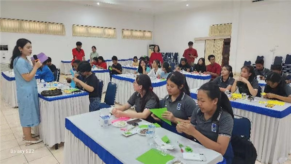 巴陵康孔子學院中方院長朱敏霞講解中國的二十四節氣。主辦方供圖