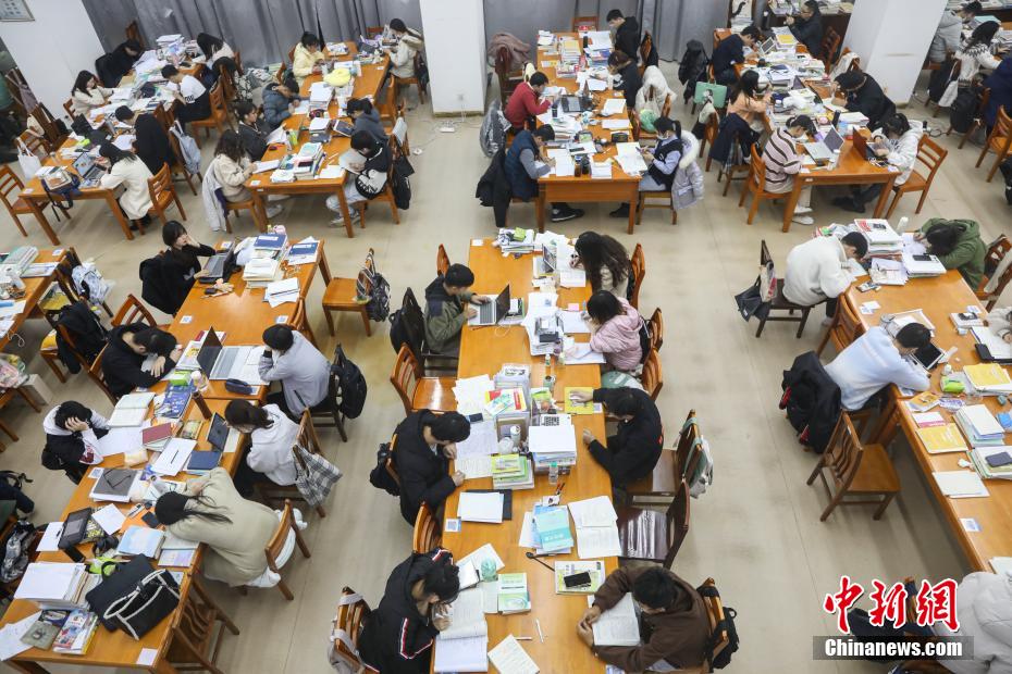資料圖：眾多考研學生在南昌大學圖書館的自習室內復習備考。 劉力鑫 攝