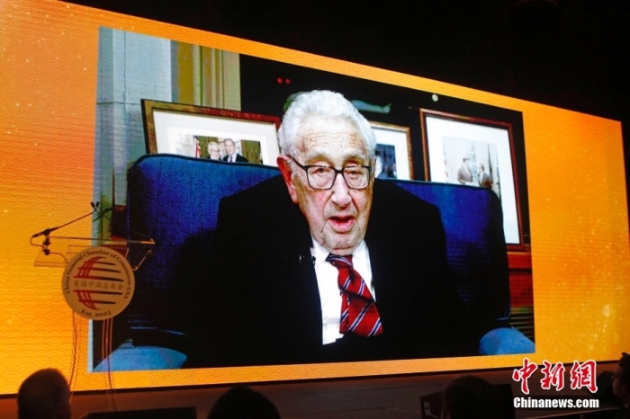資料圖為當(dāng)?shù)貢r(shí)間2023年1月18日晚，美國中國總商會(huì)(CGCC)在紐約舉行2023年中國農(nóng)歷新年晚宴。圖為美國前國務(wù)卿亨利·基辛格以視頻方式致辭。<a target='_blank' href='/'><p  align=