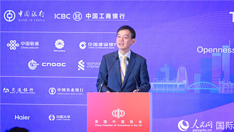 英國中國商會會長、中國銀行倫敦分行行長方文建 致歡迎辭。人民網 郭錦標攝