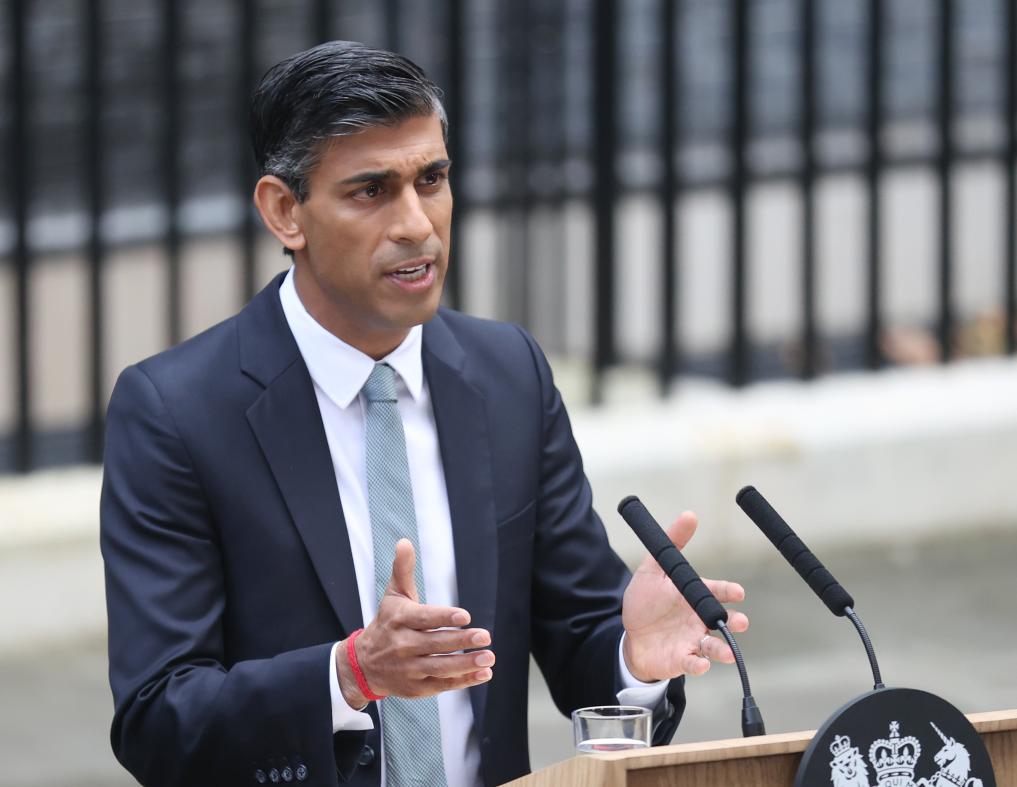 2022年10月25日，里?！ぬK納克在英國倫敦唐寧街10號首相府前發表講話。新華社記者李穎攝