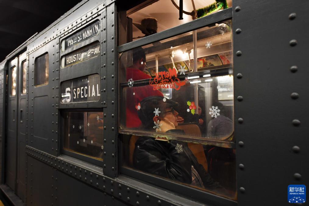 12月2日，在美國紐約，人們乘坐“懷舊地鐵”專列。新華社記者 李睿 攝