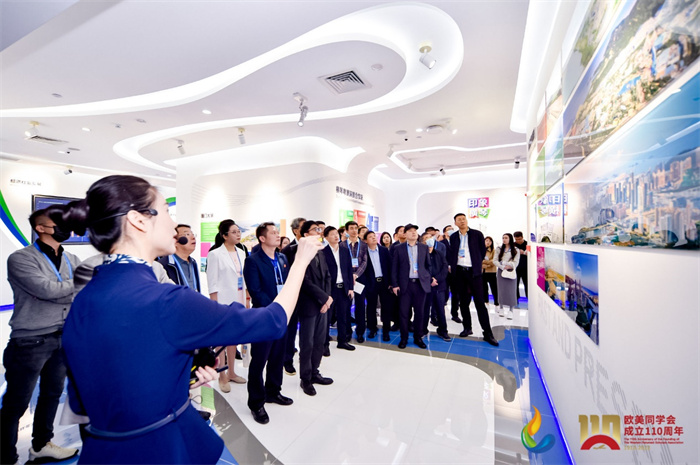 參會嘉賓和留學歸國人員參觀橫琴粵澳深度合作區展示廳。主辦方供圖