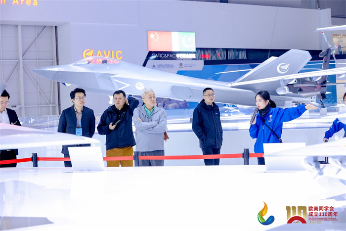 參會嘉賓和留學歸國人員參觀珠海太空中心。主辦方供圖