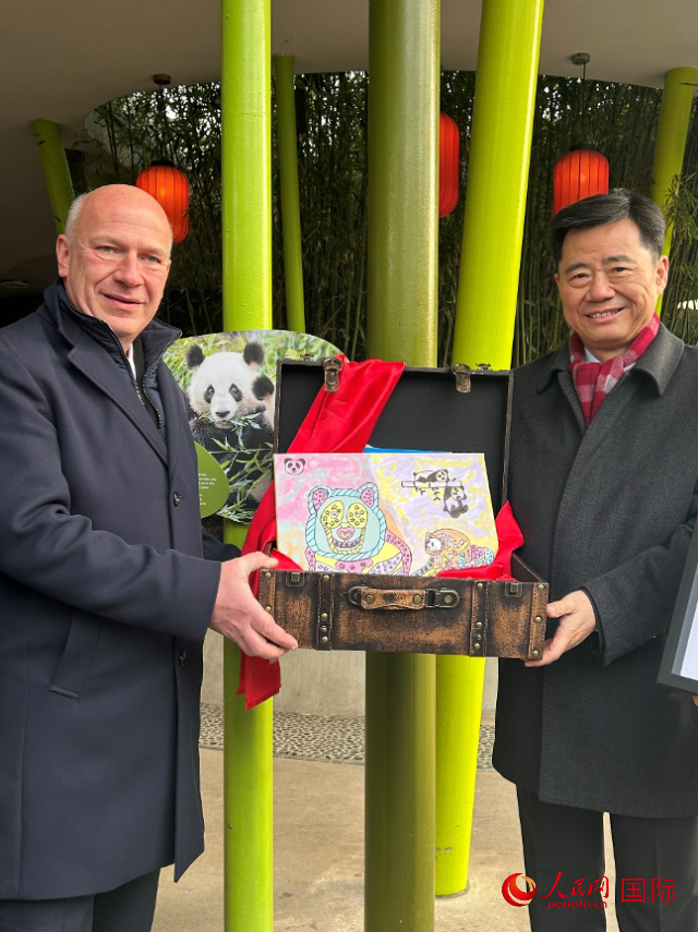吳墾大使和韋格納市長手捧德國兒童為“夢想”“夢圓”準備的手繪“送別大禮包”。人民網記者 徐馨攝