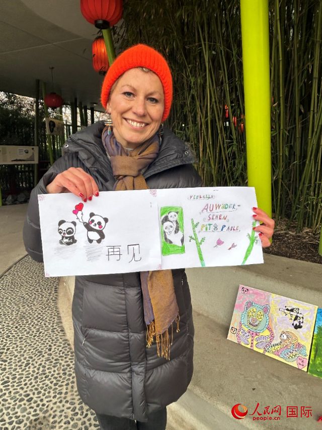 桑德拉和德國小朋友們的作品。右圖寫著“祝福好運，再見 Pit和Paule（“夢想”“夢圓”的德語名字）”。人民網記者 徐馨攝