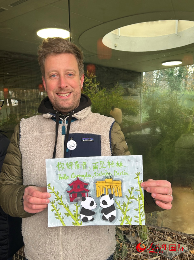 特別從法國趕來送別“夢想”“夢圓”的專業級熊貓粉絲 Pouille先生和此次征集的兒童作品。人民網記者 徐馨攝