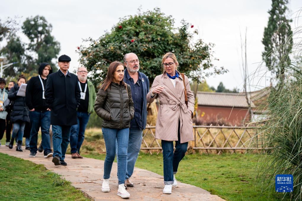 12月6日，世界媒體峰會參會代表在昆明市晉寧區小漁村參觀。新華社記者 胡超 攝