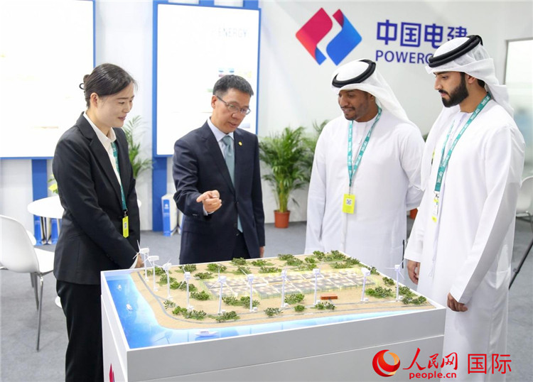 訪客在中國電建展臺參觀風電項目沙盤。人民網 塔里克·易卜拉欣攝