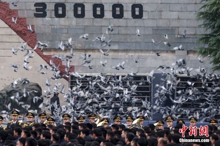 12月13日是第十個南京大屠殺死難者國家公祭日。當(dāng)天上午，南京大屠殺死難者國家公祭儀式在侵華日軍南京大屠殺遇難同胞紀(jì)念館舉行。圖為國家公祭儀式現(xiàn)場。<a target='_blank' href='/'><p  align=